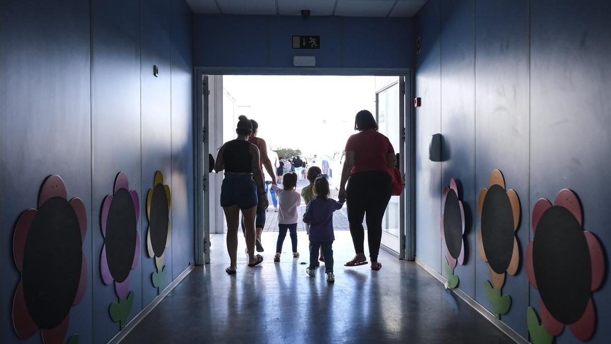 Varias madres acompañan a sus hijos e hijas a la guardería