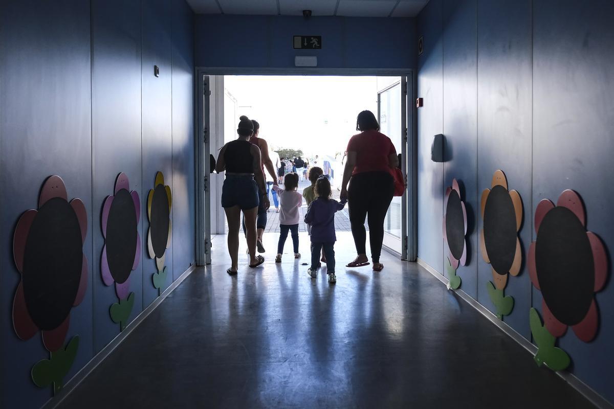 Varias madres acompañan a sus hijos e hijas a la guardería