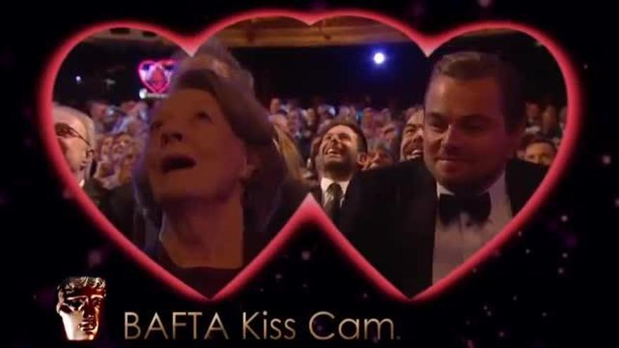 Leonardo DiCaprio y Maggie Smith se besan en la &#039;kiss cam&#039; de los BAFTA