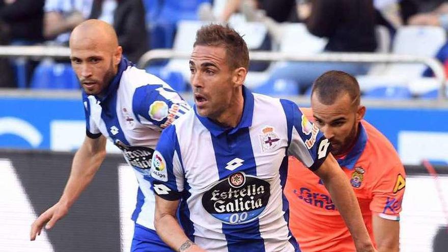 Navarro conduce la pelota ayer en Riazor.