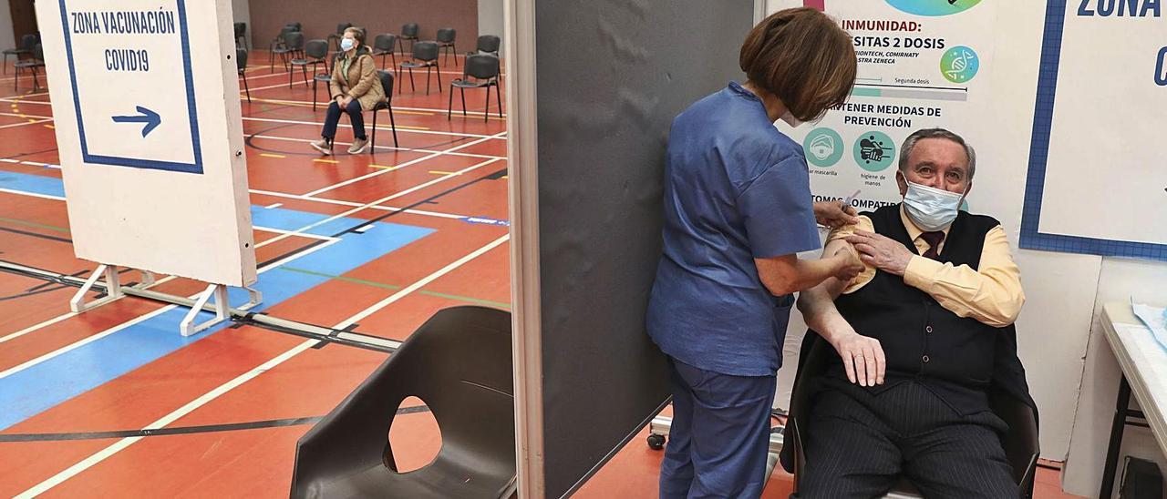 Un hombre recibe su dosis en el centro de vacunación habilitado en el polideportivo de Los Canapés. | Ricardo Solís