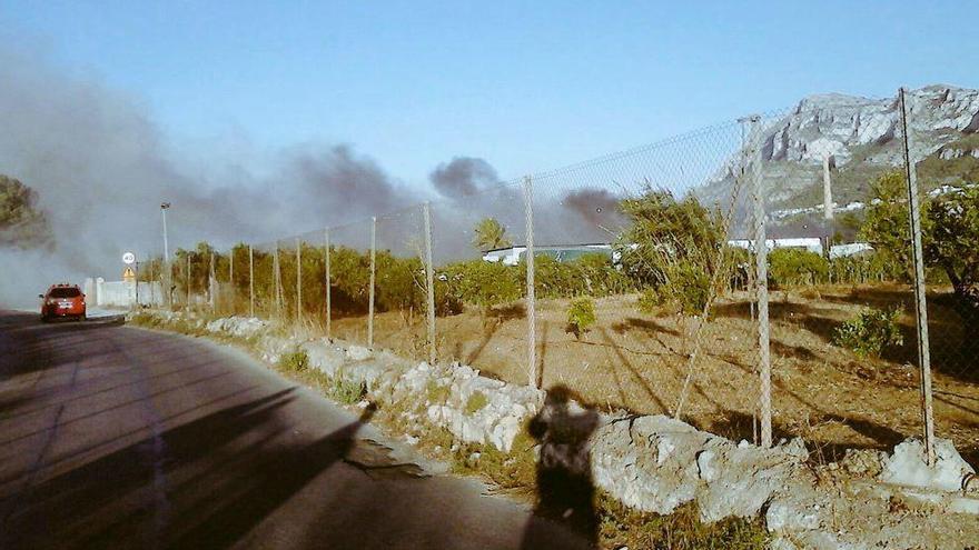 Un incendio junto al ecoparque de Dénia obliga a desalojar las naves festeras