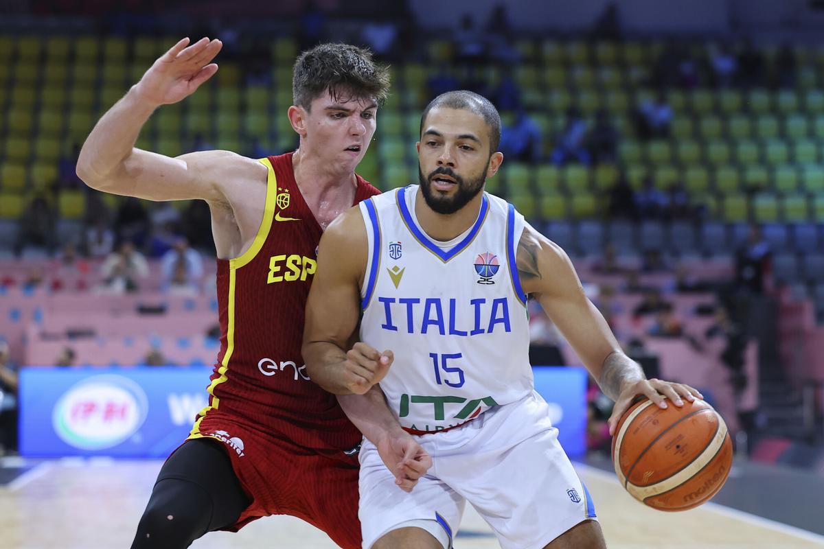 Spain's Sergio De Larrea defends against Italy's Darius Thompson during the Eurobasket, European Basketball Championship Group C match between Spain and Italy at Spyros Kyprianou Arena, in Limassol, Cyprus, Tuesday, Sept. 2, 2025. (AP Photo/Chara Savvidou)