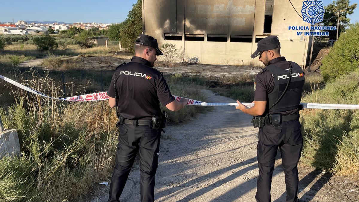 La fábrica abandonada, tras el fuego.