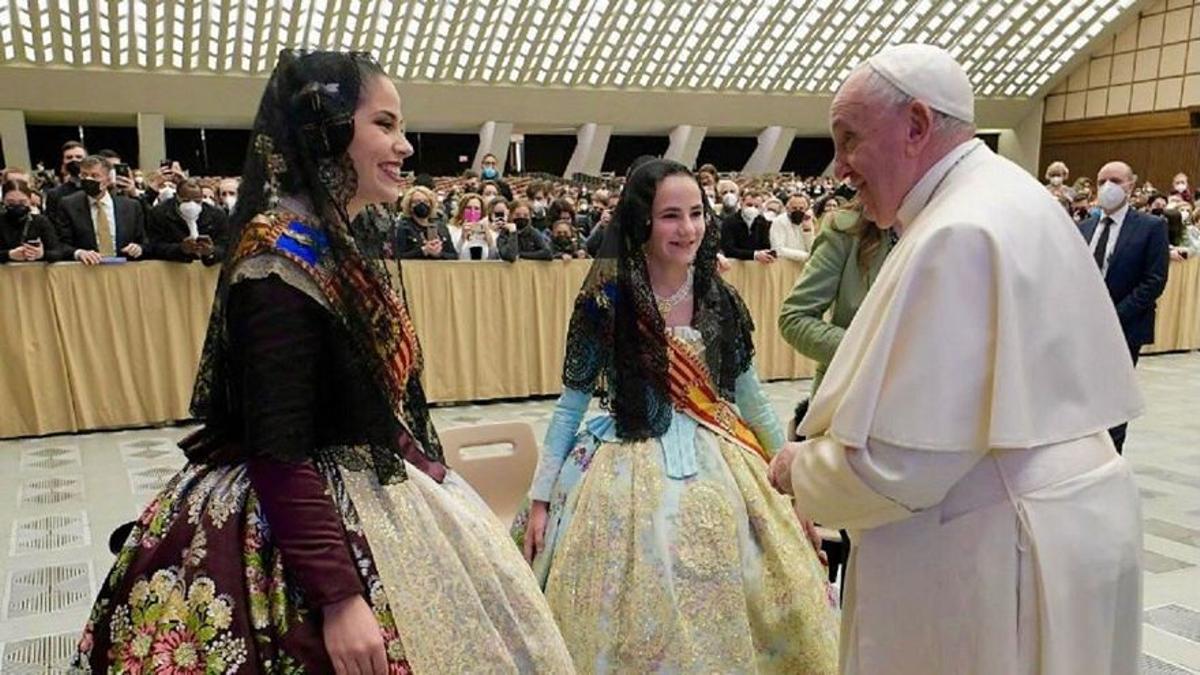 El Papa 'instagramea' su foto con las falleras mayores de València tras la visita con Levante-EMV