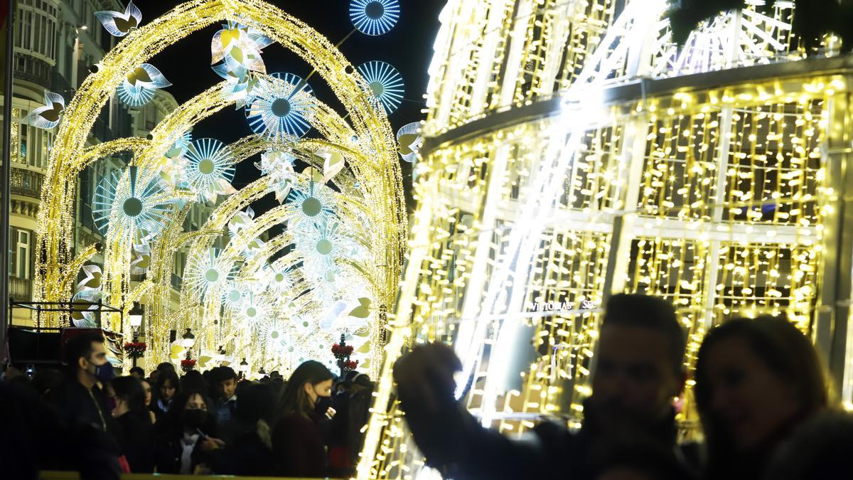 Muchedumbre en el centro de Málaga en el encendido de las luces de Navidad.