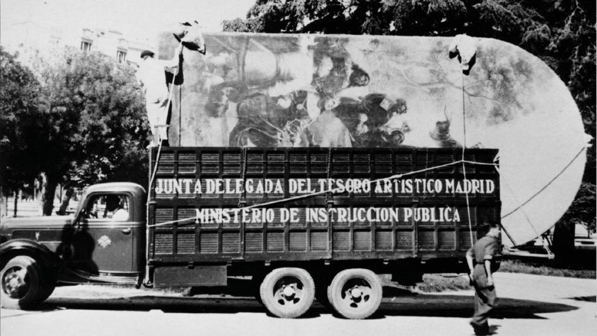 Un camión de la Junta Superior del Tesoro Artístico traslada un Goya de la iglesia de San Francisco el Grande para su protección durante la Guerra Civil.