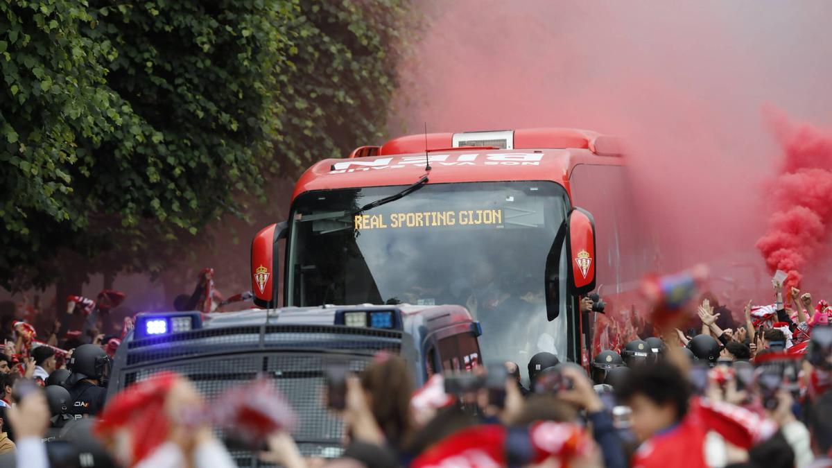 Llegada del autocar al campo durante el partido ante el Espanyol.