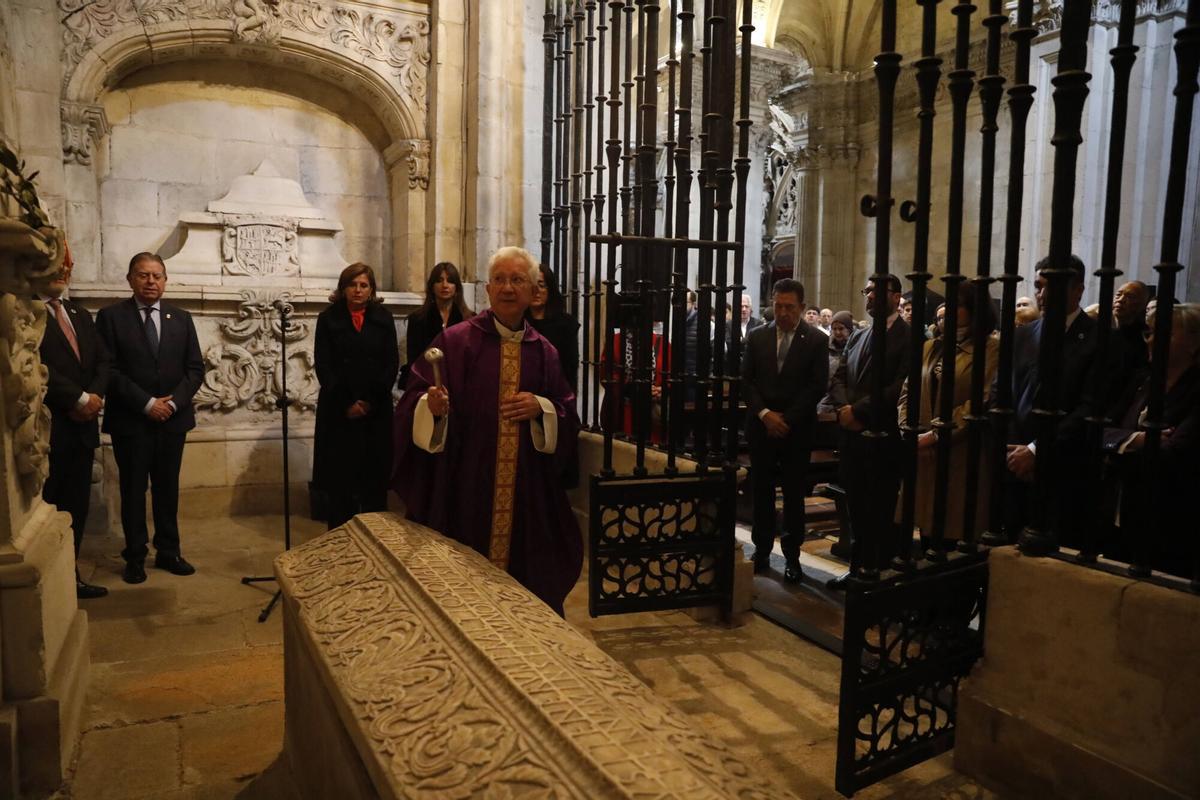 El deán durante la bendición.