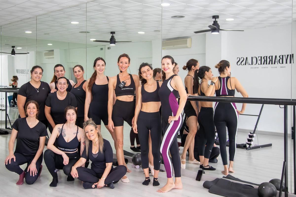 Reyes Pagador, con sus alumnas.