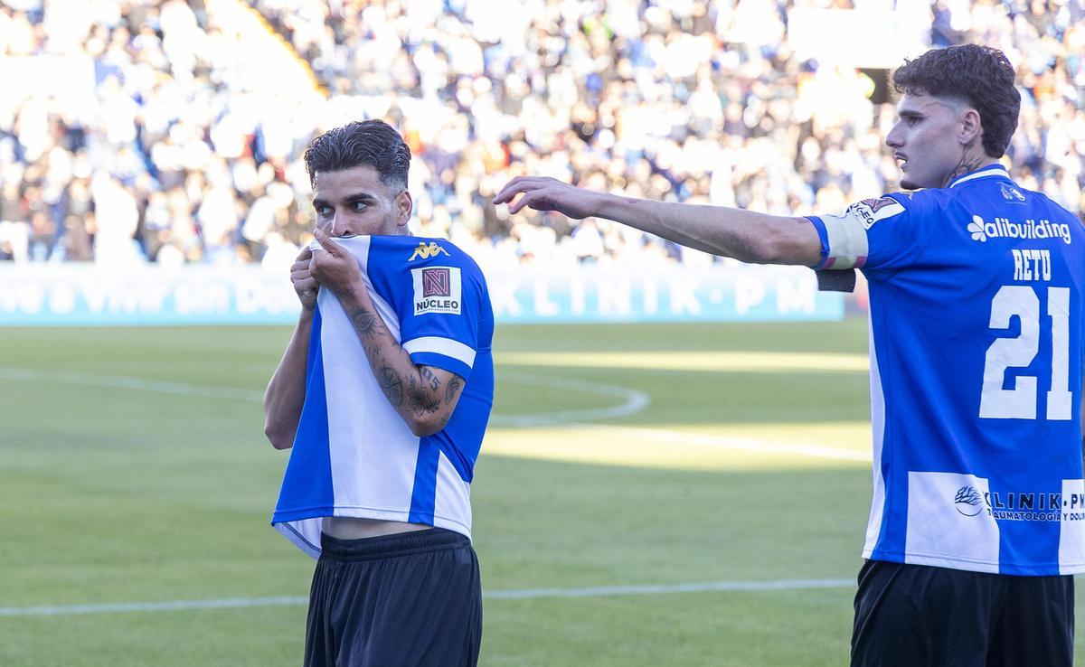 Andy Escudero se besa el escudo del Hércules después de marcar su primer gol en el equipo alicantino.
