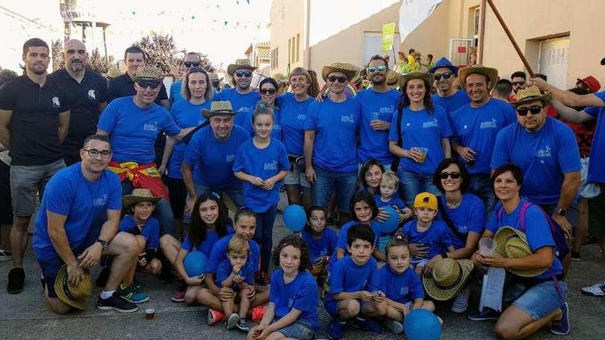 Los tres miembros del Club de Lucha Esparta junto a la peña en la que participa Horacio Vasallo.