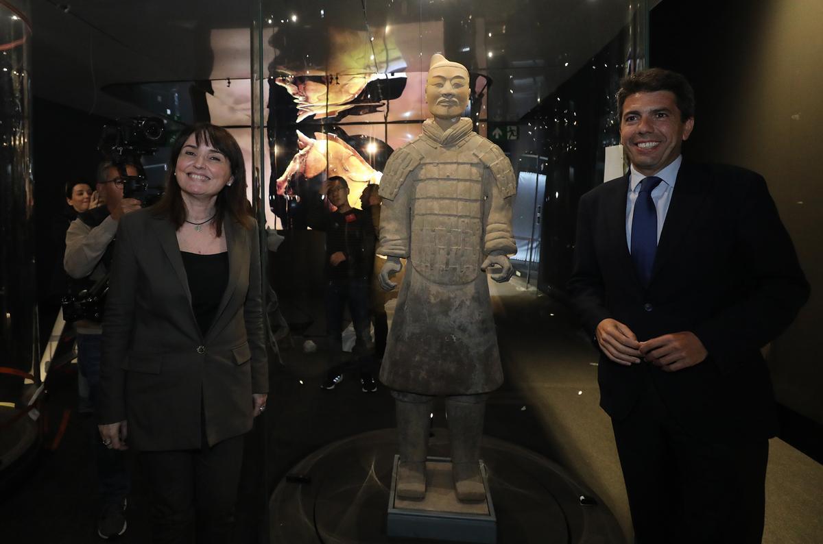 Carlos Mazón y Julia Parra,, con uno de los guerreros de Xian.