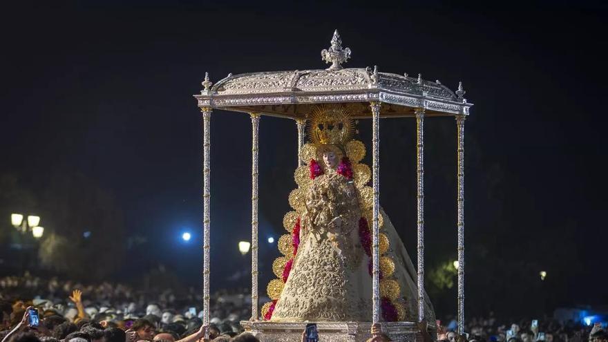 La Virgen del Rocío ya anda por las arenas tras un salto sin incidentes