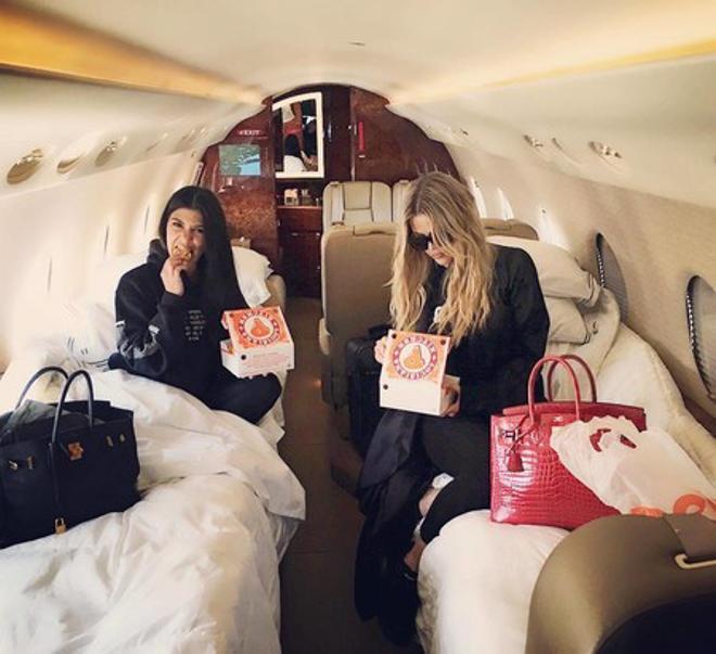 Kourtney y Khloé Kardashian comiendo Popeyes en el avión