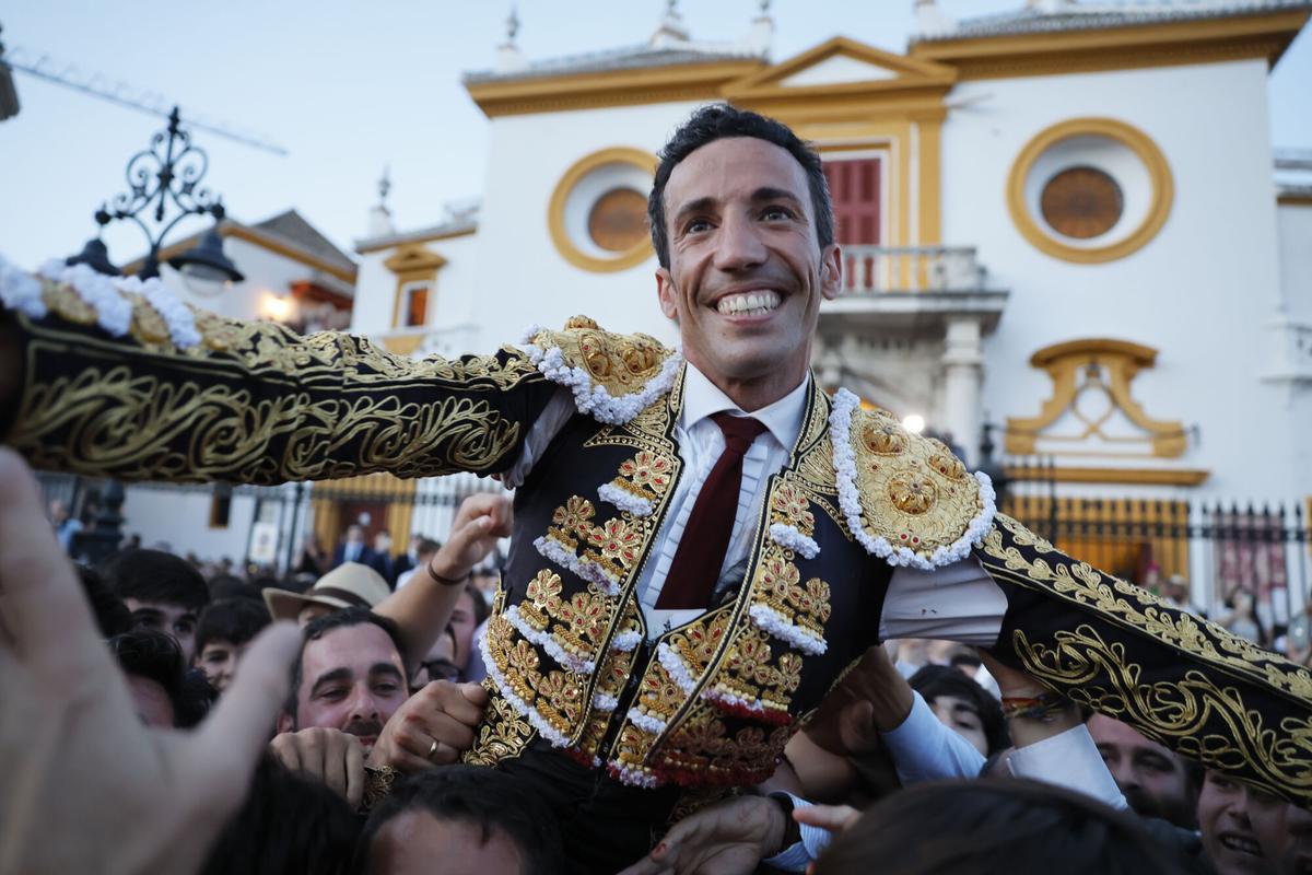 El diestro David de Miranda sale a hombros tras el undécimo festejo taurino de la Feria de Abril de Sevilla, con reses de la ganadería de El Parralejo, este miércoles en la Real Maestranza. EFE/José Manuel Vidal