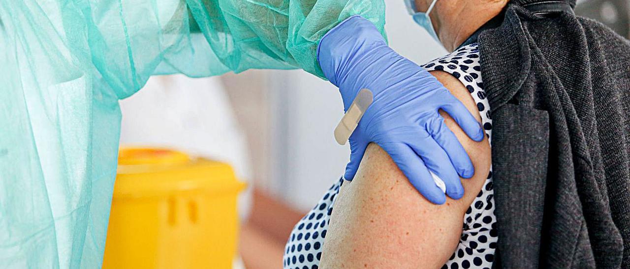 Una mujer es vacunada en el Recinto Ferial. | TONI ESCOBAR
