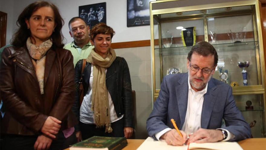 Rajoy, esta mañana, en la casa consistorial de Santa Comba. // @marianorajoy