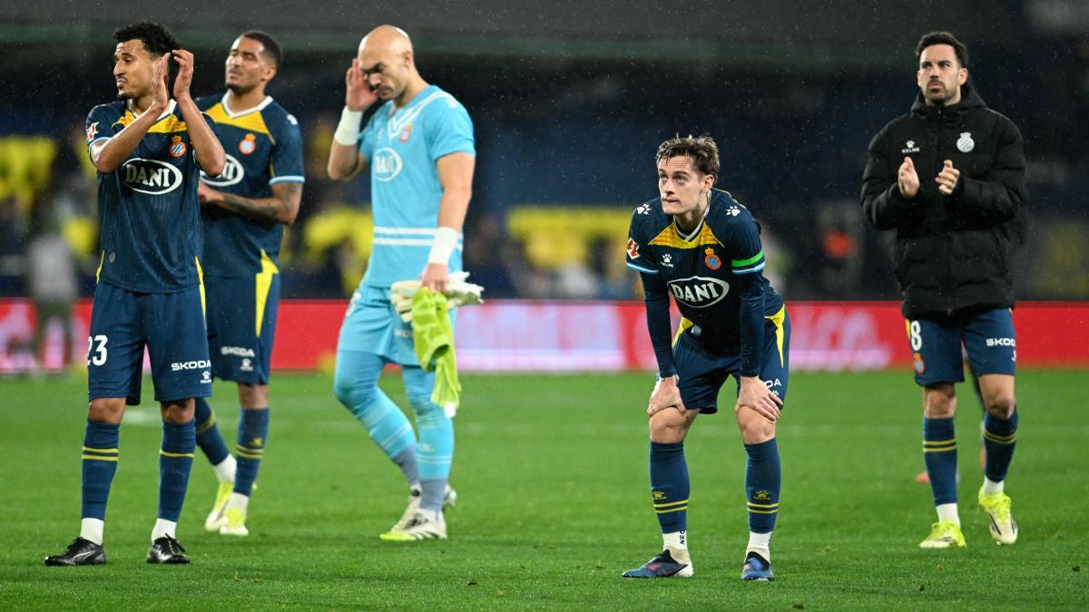 Los jugadores del Espanyol tras perder contra el Villarreal