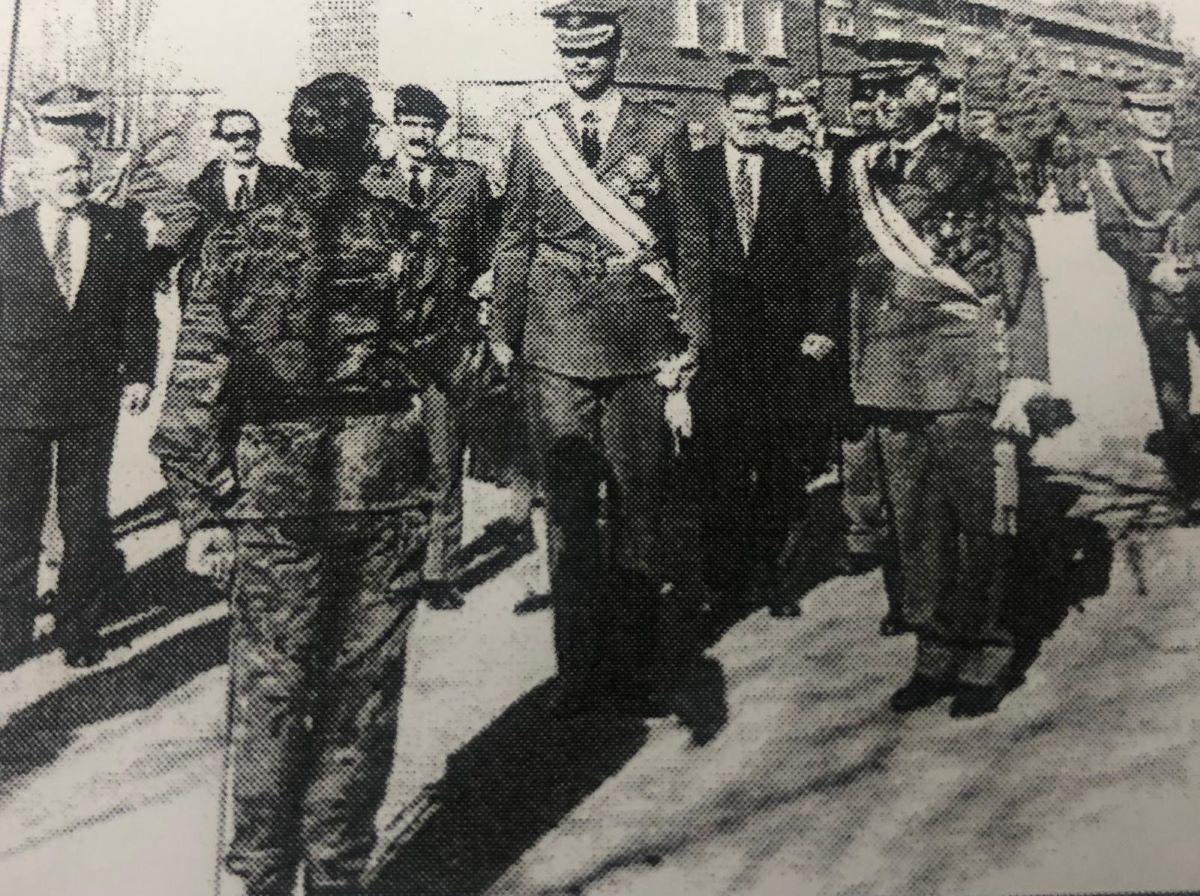 Los mandos felicitando al entonces Príncipe de Asturias.