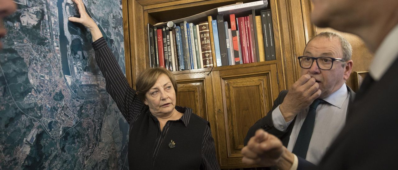 La alcaldesa de Avilés, Mariví Monteserín, señala la zona de expansión del Puerto que se plasma en el futuro convenio, y junto a ella Santiago Rodríguez Vega, presidente del Puerto de Avilés.