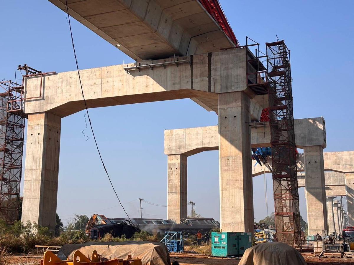 Al menos 22 muertos al caer una grúa sobre un tren en Tailandia