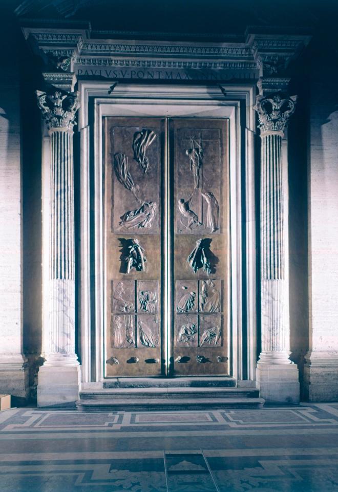 Puerta de la Muerte en basílica de San Pedro