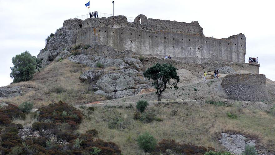 El castell de Quermançó s&#039;alaça majestuós a Vilajuïga.