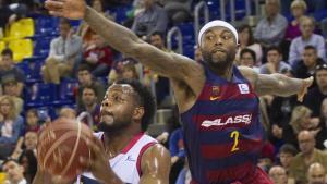 El azulgrana Rice intenta taponar a Knight en el partido del Palau Blaugrana.