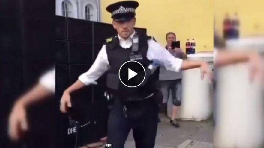 El policía bailongo de Notting Hill