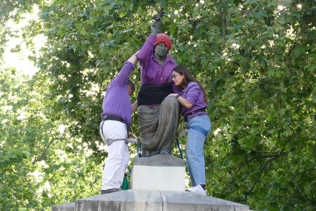EN IMATGES | La Colla Castellera de Figueres vesteix la Monturiola de la Rambla
