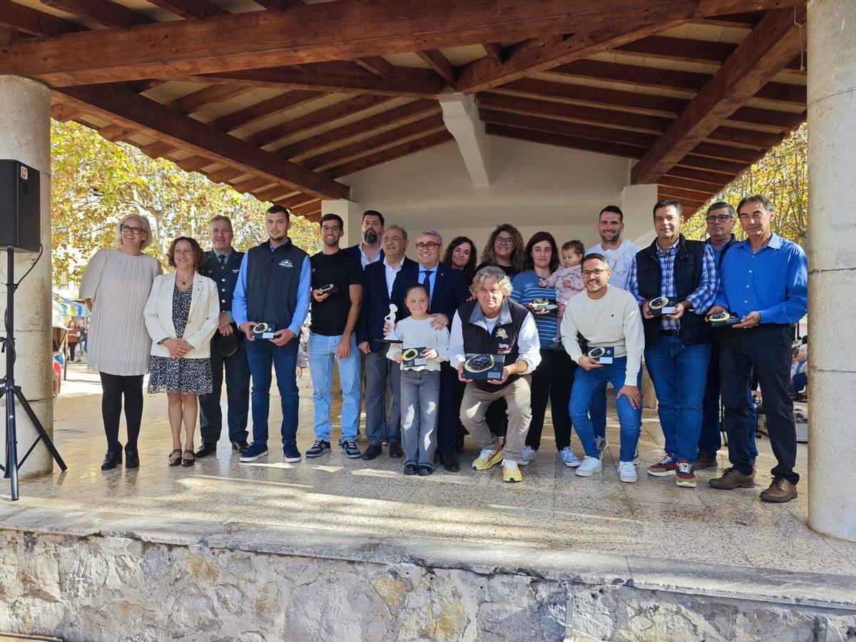 Imagen de los productores de 'porc negre' premiados en la última edición del Dijous Bo