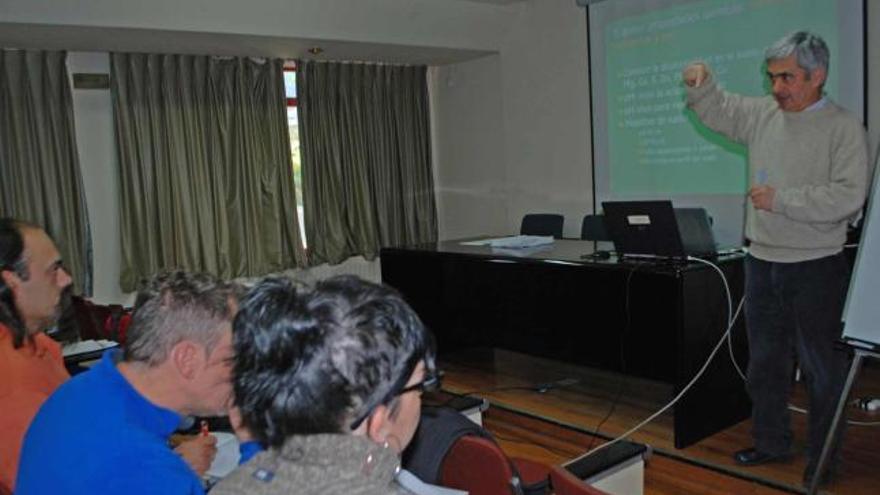 Un momento de la intervención de Enrique Dapena, ayer, en la Escuela de Agricultura de Villaviciosa.