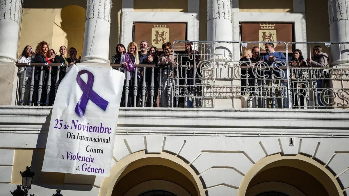 Colectivos de mujeres y miembros de la corporación juntos en el Ayuntamiento de Badajoz por el 25N.
