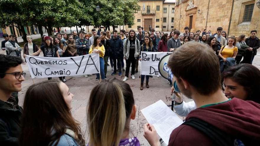 Alumnos del Conservatorio concentrados en la Corrada del Obispo.