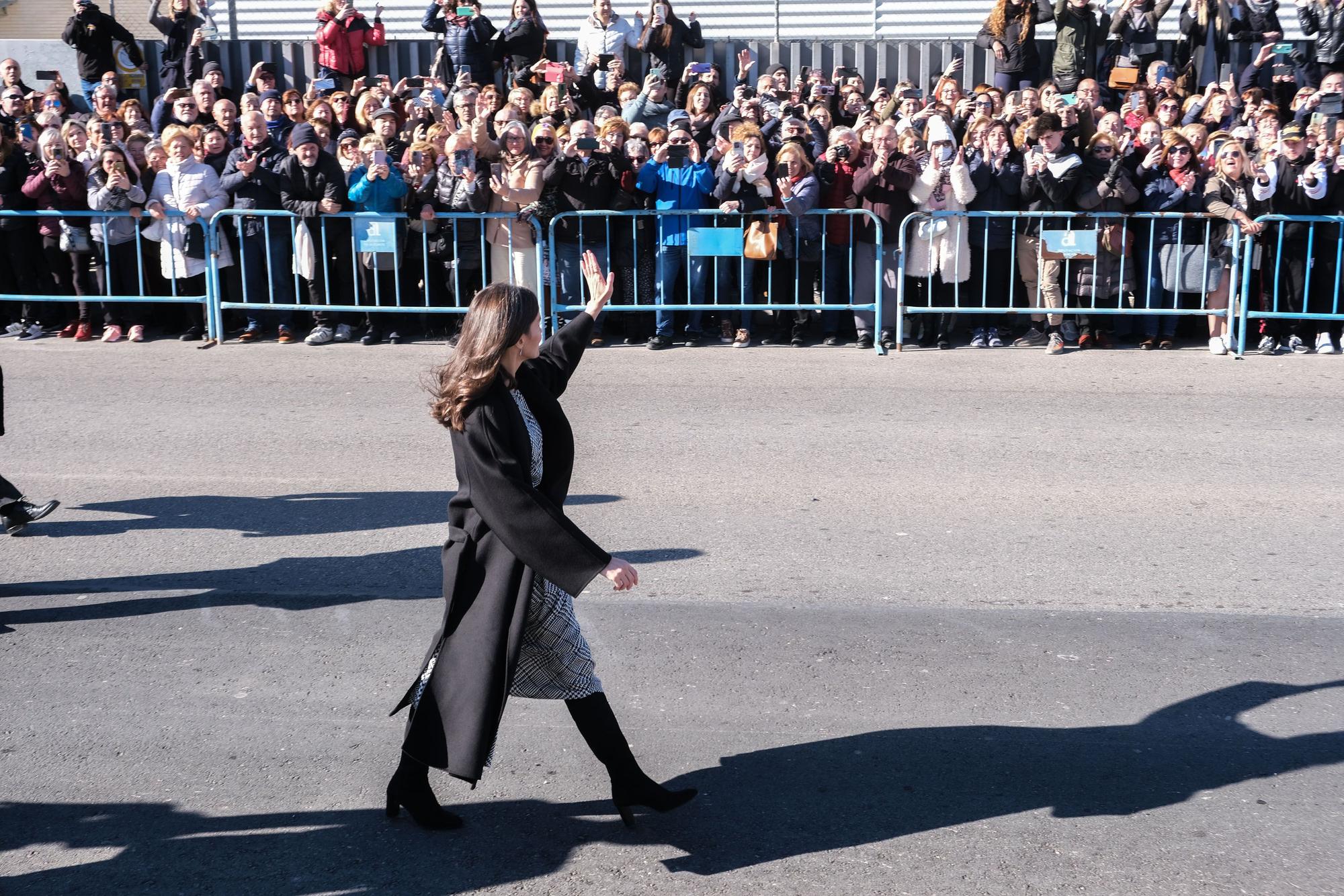 Recibimiento por todo lo alto y con gritos de "guapa" a la reina Letizia en Petrer