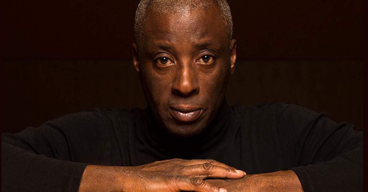Wayne Marshall al piano y la dirección.