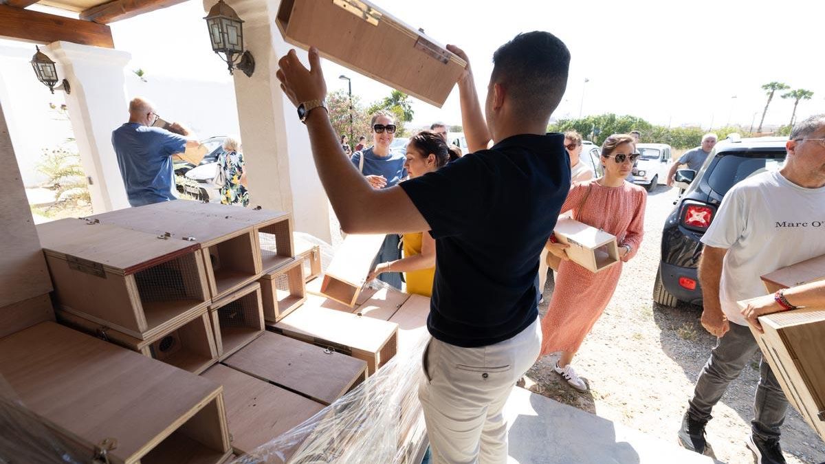Galería: Reparto de trampas para serpientes en Can Tomeu