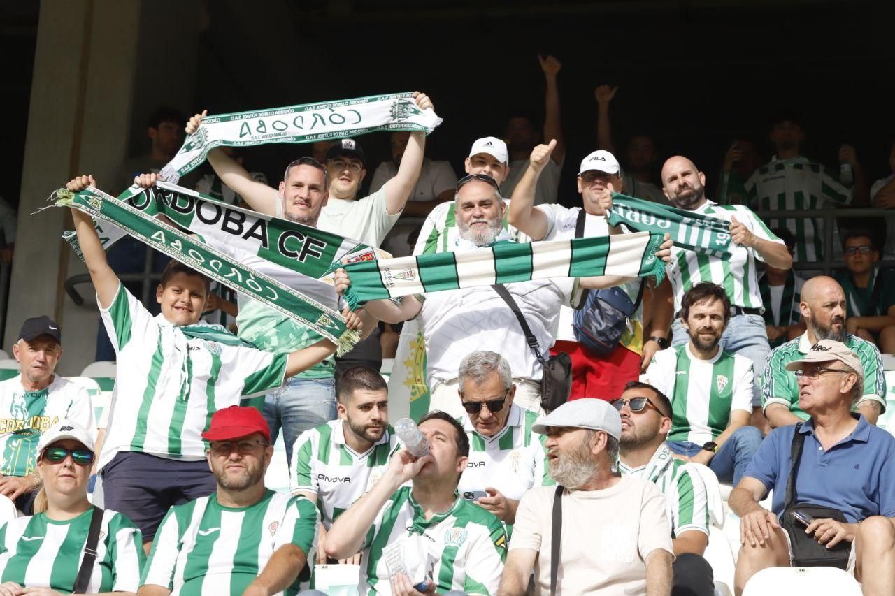 Córdoba CF-Ponferradina | Las imágenes de la afición blanquiverde en el play off de ascenso