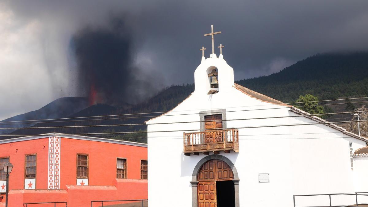 Trasladan el patrimonio de una iglesia de La Palma amenazada por el volcán