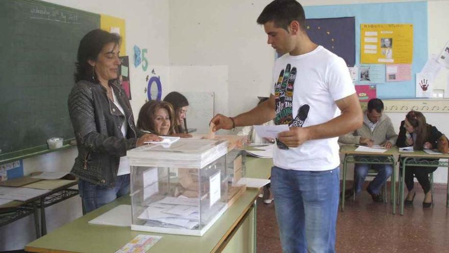 Un joven introduce su voto en las urnas instaladas en el colegio electoral de Morales. Foto