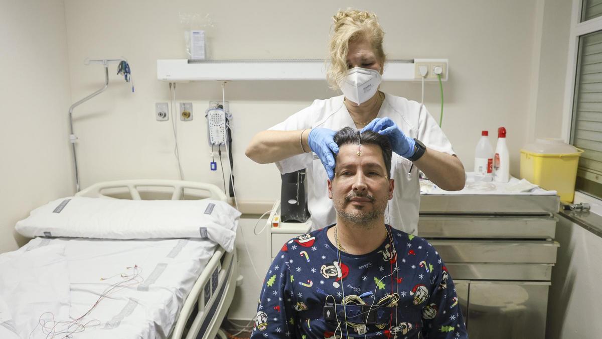 Un paciente se prepara para someterse a pruebas de apnea del sueño en el Hospital de Alicante