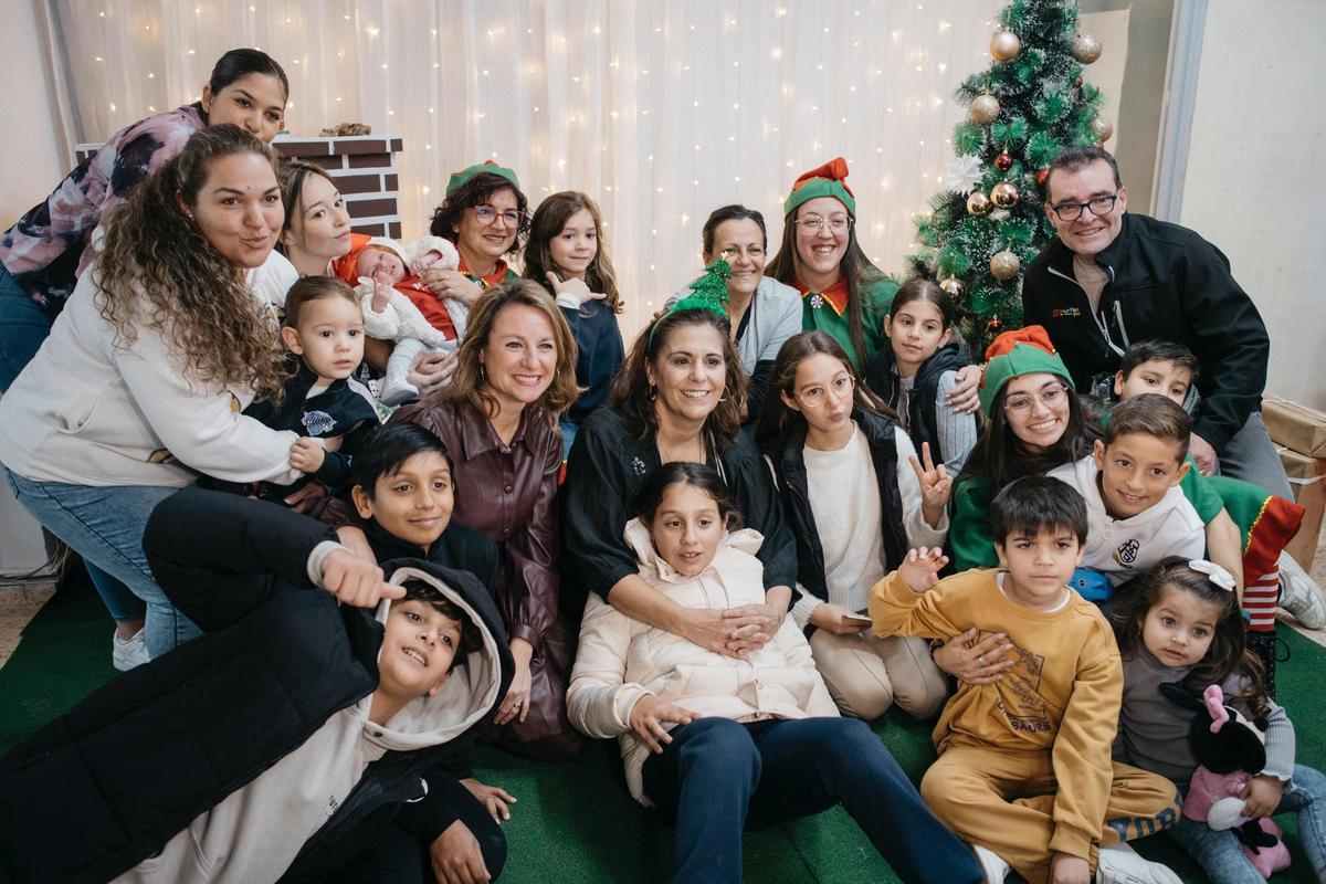 Un momento de la visita de la alcaldesa a la Fundación Punjab.