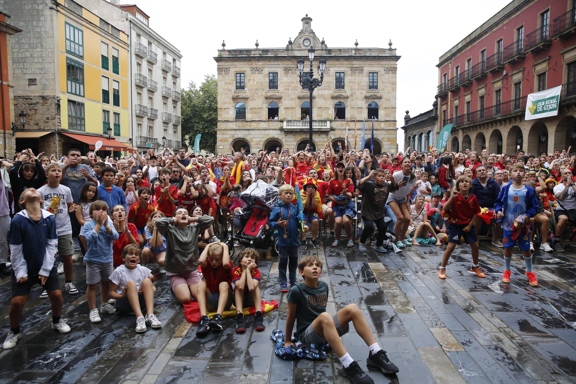 Gijón se vuelca (pese a la lluvia) animando a España en la final del Mundial de fútbol femenino