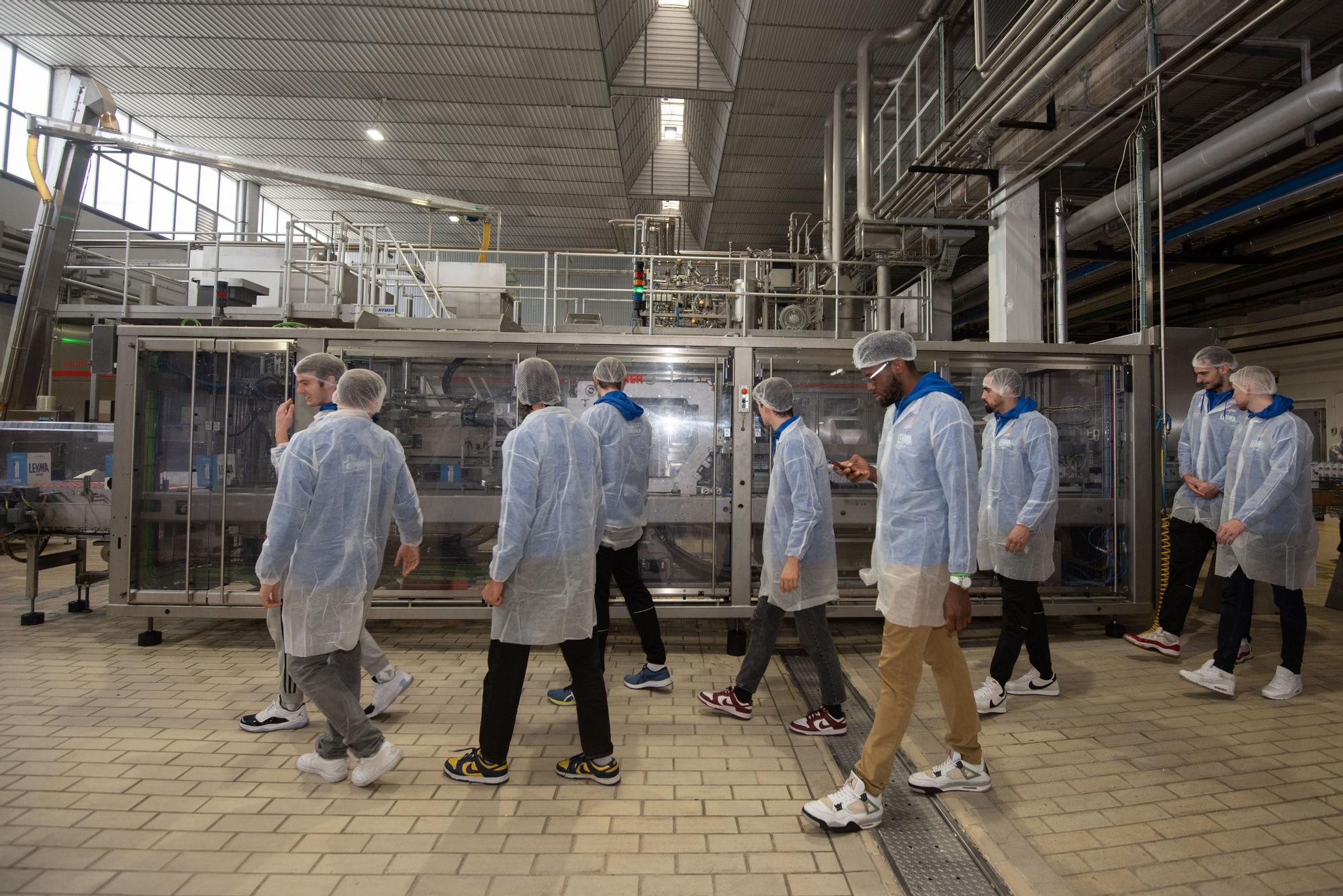 Los jugadores del Básquet Coruña visitan la fábrica de Leyma