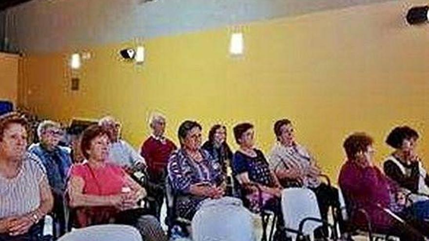 Asistentes a una charla en Micereces de Tera.