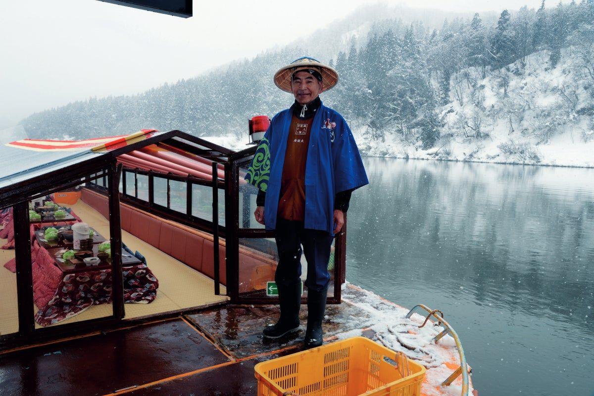 Kishi Akio, el barquero más anciano del río Mogami, en la cubierta de su bote de recreo