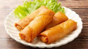 Unos rollitos de primavera, un bocado clásico de la cocina china.