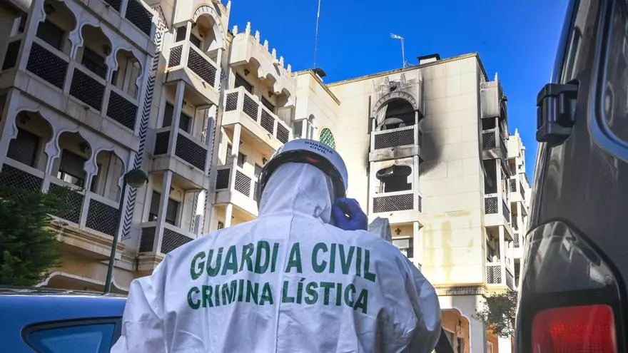La Guardia Civil inspecciona el piso donde se originó el fuego que provocó la muerte de una joven en Crevillente