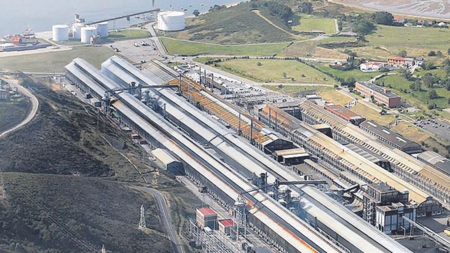 Las instalaciones de Alu Ibérica, antigua Alcoa, con el muelle portuario al fondo. | Lne